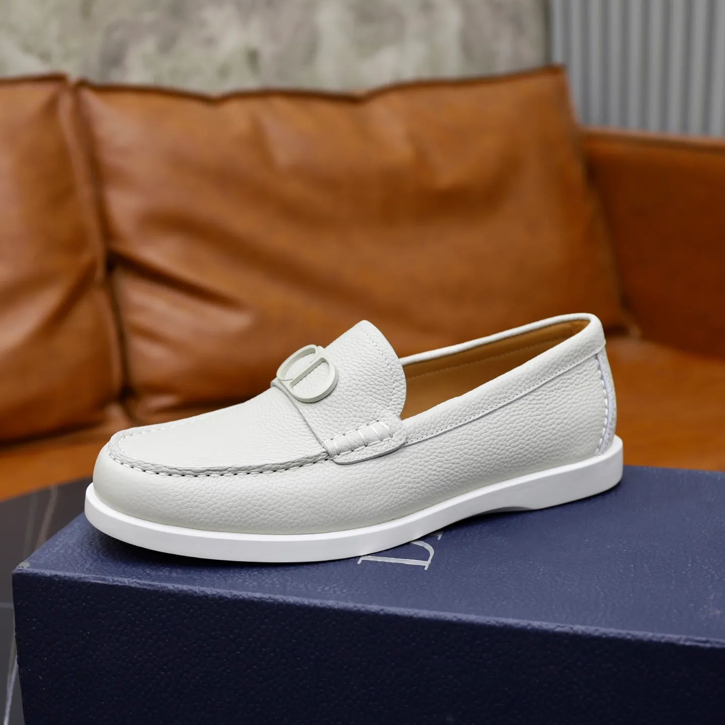 Ex-factory price: 540🙅‍♂️🙅‍♂️🙅‍♂️ Brand: Dior DIOR Standard code: Men's code 38/44 (45 can be customized) Grade: Same as the official website Material: Original cowhide stitching, cowhide lining, original TPU wear-resistant soft outsole Style categories: Leisure and sports version, footwear for driving, young fashion, European and American trends, British style Color: actual picture color